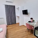 One Bed & Breakfast Katánie